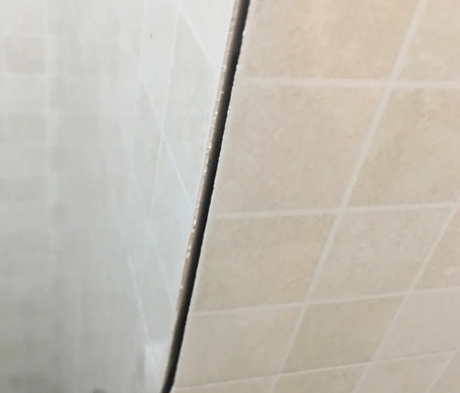 阳朔瓷砖空鼓维修公司分享阳台瓷砖脱落的修复过程可以分为以下几个步骤