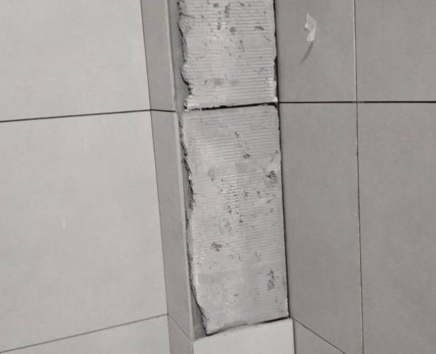 阳朔瓷砖空鼓维修公司分享下瓷砖施工前基层浇水润湿程度不足，可能导致以下问题