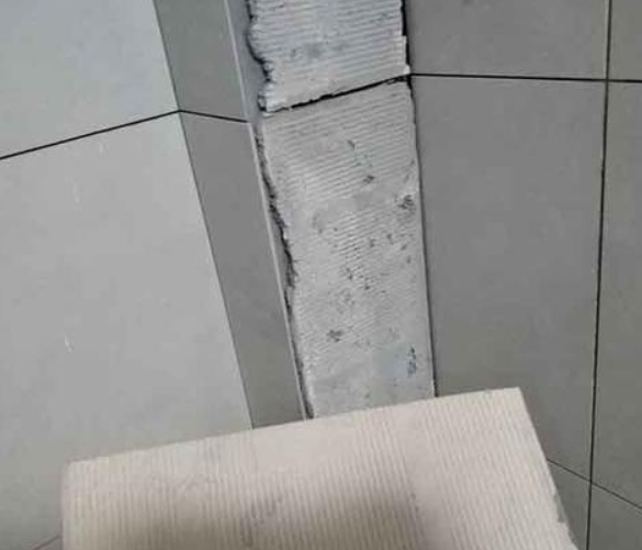 阳朔瓷砖空鼓维修公司分享下厨房瓷砖脱落的补救措施。